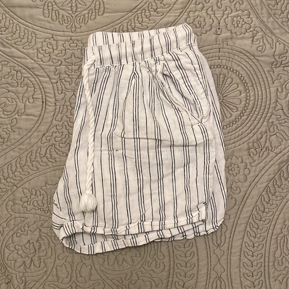 SOLD - Esmara White Striped Linen Blend Pull-on High Rise Shorts **DO NOT BUY** - Picture 2 of 4